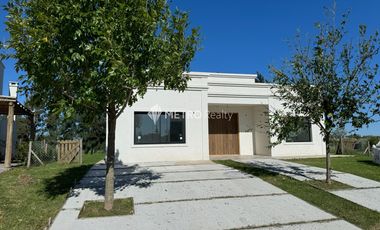 Casa en  Alquiler 3 dormitorios Escobar Barrio Cerrado una planta
