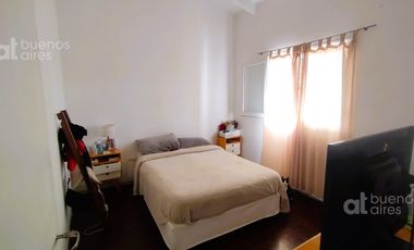 Venta de casa con cochera y parque en Quilmes Oeste.