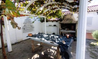 Venta de casa con cochera y parque en Quilmes Oeste.
