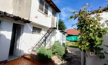 Venta de casa con cochera y parque en Quilmes Oeste.