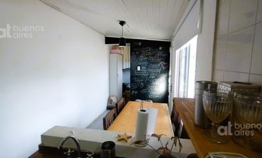 Venta de casa con cochera y parque en Quilmes Oeste.