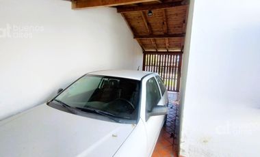 Venta de casa con cochera y parque en Quilmes Oeste.