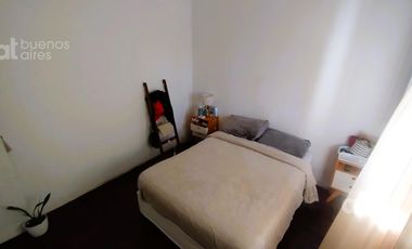 Venta de casa con cochera y parque en Quilmes Oeste.