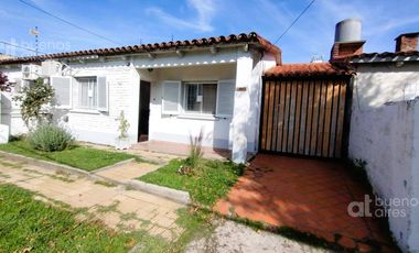 Venta de casa con cochera y parque en Quilmes Oeste.