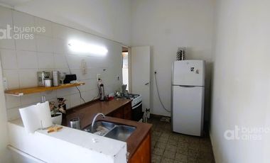 Venta de casa con cochera y parque en Quilmes Oeste.