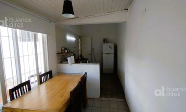 Venta de casa con cochera y parque en Quilmes Oeste.