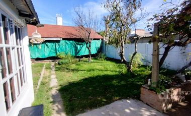 Venta de casa con cochera y parque en Quilmes Oeste.
