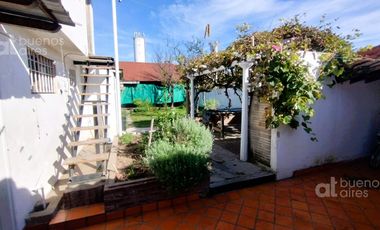Venta de casa con cochera y parque en Quilmes Oeste.