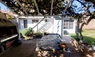 Venta de casa con cochera y parque en Quilmes Oeste.