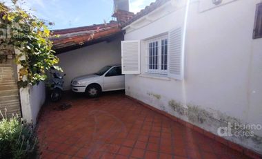 Venta de casa con cochera y parque en Quilmes Oeste.