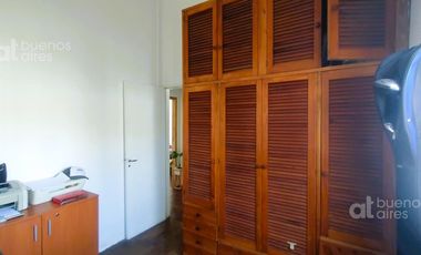 Venta de casa con cochera y parque en Quilmes Oeste.