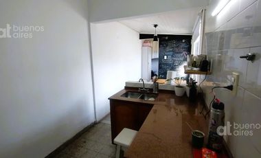 Venta de casa con cochera y parque en Quilmes Oeste.