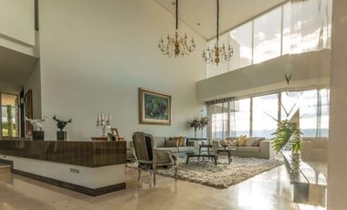 VENDEMOS CASA DE LUJO EN LA CALERA EL POBLADO