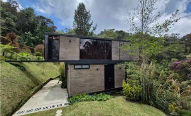 Venta de Hermosa Casa en Alto del Escobero Unidad Cerrada