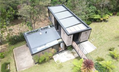 Venta de Hermosa Casa en Alto del Escobero Unidad Cerrada