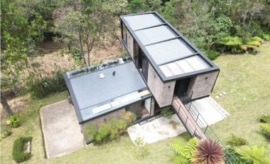 Venta de Hermosa Casa en Alto del Escobero Unidad Cerrada