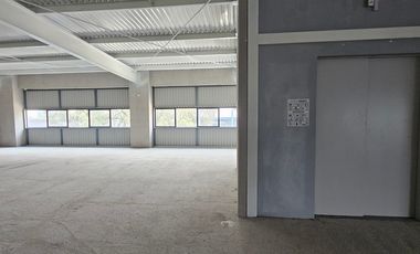 Bodega con acceso a trailer y camionetas 700m2 en Observatorio