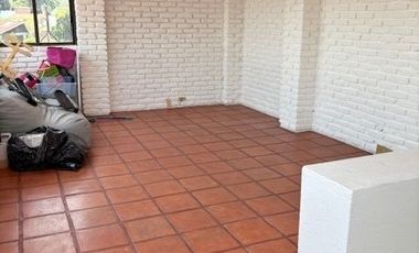 CASA AMUEBLADA EN RENTA CON DOBLE FILTRO DE SEGURIDAD EN LOMAS DE LAS PALMAS.