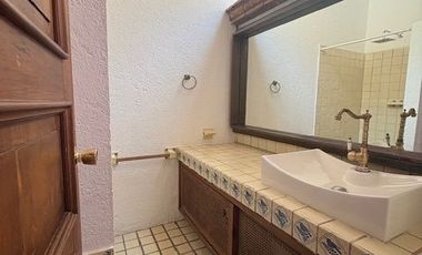 CASA AMUEBLADA EN RENTA CON DOBLE FILTRO DE SEGURIDAD EN LOMAS DE LAS PALMAS.