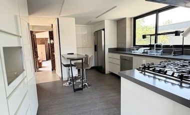 CASA AMUEBLADA EN RENTA CON DOBLE FILTRO DE SEGURIDAD EN LOMAS DE LAS PALMAS.