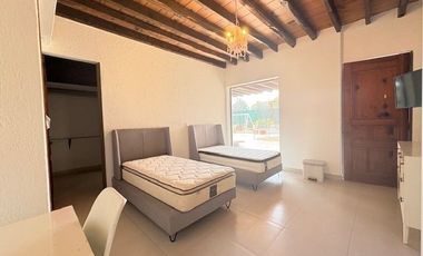 CASA AMUEBLADA EN RENTA CON DOBLE FILTRO DE SEGURIDAD EN LOMAS DE LAS PALMAS.