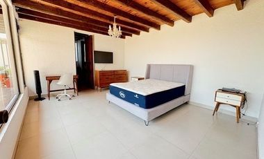CASA AMUEBLADA EN RENTA CON DOBLE FILTRO DE SEGURIDAD EN LOMAS DE LAS PALMAS.