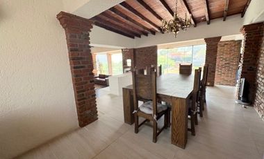 CASA AMUEBLADA EN RENTA CON DOBLE FILTRO DE SEGURIDAD EN LOMAS DE LAS PALMAS.
