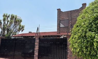 CASA AMUEBLADA EN RENTA CON DOBLE FILTRO DE SEGURIDAD EN LOMAS DE LAS PALMAS.