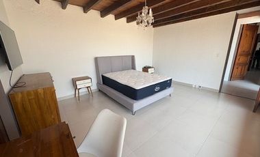 CASA AMUEBLADA EN RENTA CON DOBLE FILTRO DE SEGURIDAD EN LOMAS DE LAS PALMAS.