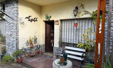 Casa 3 Ambientes con cochera pasante