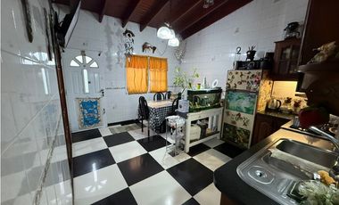 Casa 3 Ambientes con cochera pasante