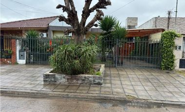 Casa 3 Ambientes con cochera pasante