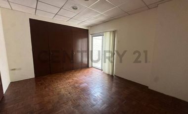 Versátil departamento/planta baja ideal para oficina o vivienda en alquiler