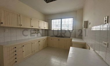 Versátil departamento/planta baja ideal para oficina o vivienda en alquiler