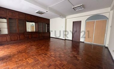 Versátil departamento/planta baja ideal para oficina o vivienda en alquiler