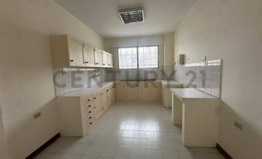 Versátil departamento/planta baja ideal para oficina o vivienda en alquiler
