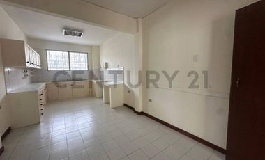 Versátil departamento/planta baja ideal para oficina o vivienda en alquiler