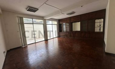 Versátil departamento/planta baja ideal para oficina o vivienda en alquiler