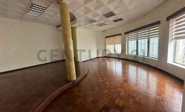 Versátil departamento/planta baja ideal para oficina o vivienda en alquiler