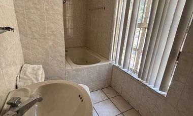 CASA PARA OFICINA EN VENTA COL. EL PARQUE, EN CALLE CERRADA FRENTE AL TOREO