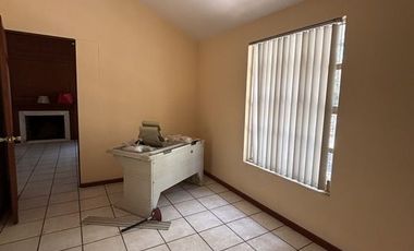 CASA PARA OFICINA EN VENTA COL. EL PARQUE, EN CALLE CERRADA FRENTE AL TOREO