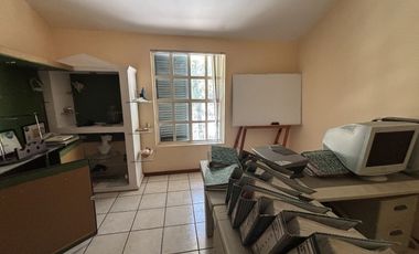 CASA PARA OFICINA EN VENTA COL. EL PARQUE, EN CALLE CERRADA FRENTE AL TOREO