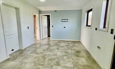 ARRIENDO AMPLIA Y LUMINOSA CASA EN CONDOMINIO