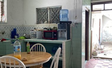 Casa colonial dividida en 3 departamentos