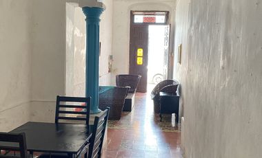 Casa colonial dividida en 3 departamentos