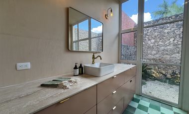 CASA REMODELADA EN VENTA - CENTRO DE MÉRIDA.