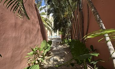 CASA REMODELADA EN VENTA - CENTRO DE MÉRIDA.