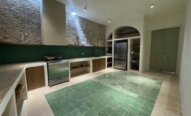 CASA REMODELADA EN VENTA - CENTRO DE MÉRIDA.