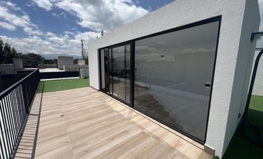 HERMOSA CASA POR ESTRENAR TUMBACO