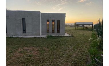 OPORTUNIDAD: Parcela con casa de campo (en const)